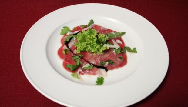 Carpaccio vom Feldreh mit Parmesan, Rucola und Carpaccio vom Feldreh mit Parmesan, Rucola und