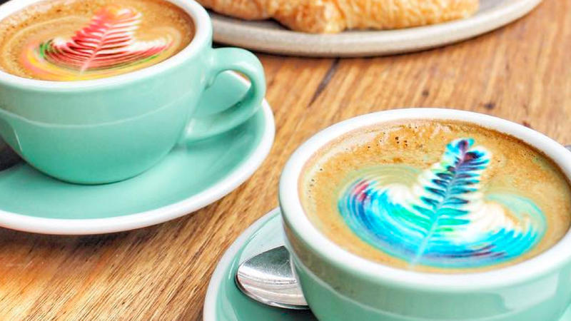 Kunterbunter Kaffee-Traum: Diese bunten Latte sind echte Hingucker Bunte Lattes