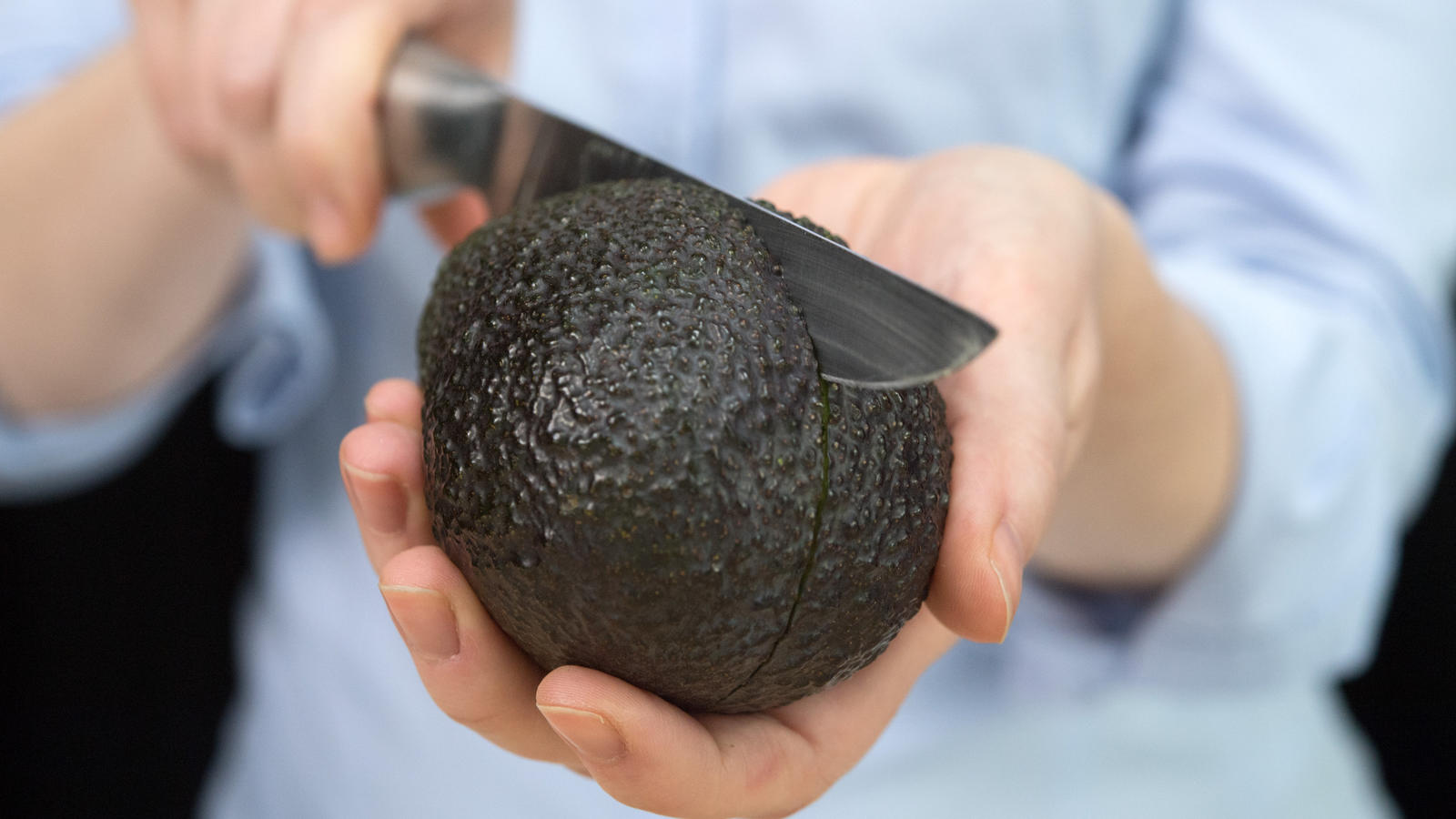 css template single page ARCHIV - Eine Frau schneidet am 15.02.2017 in Berlin mit einem Messer eine Avocado. (Zu doa «Mediziner warnt vor "Avocado-Hand"» vom 11.05.2017) Foto: Andrea Warnecke/dpa +++(c) dpa - Bildfunk+++