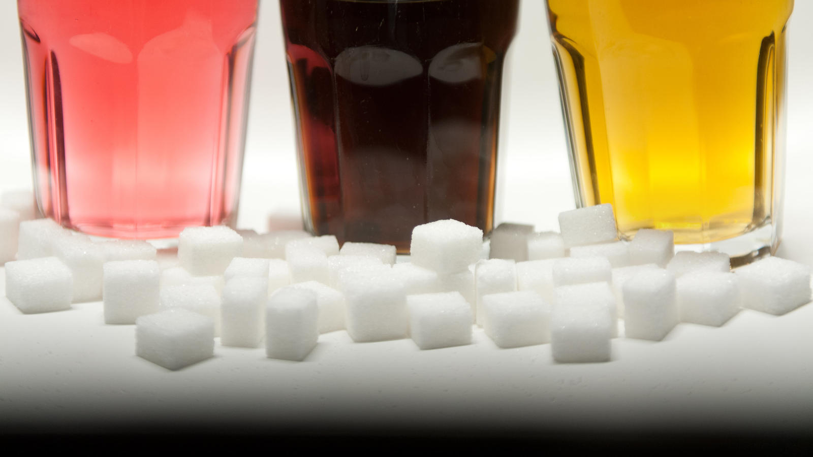 chat app for mobile phones ARCHIV - ILLUSTRATION - Drei Gläser gefüllt mit roter Limonade, Cola und Energy-Drink stehen am 23.08.2016 in Berlin neben Zuckerwürfeln auf einem Tisch. Zucker hat viele Namen: Glukosesirup, Fruktose, Maltose oder Saccharose zum Beispiel. Klingt ung