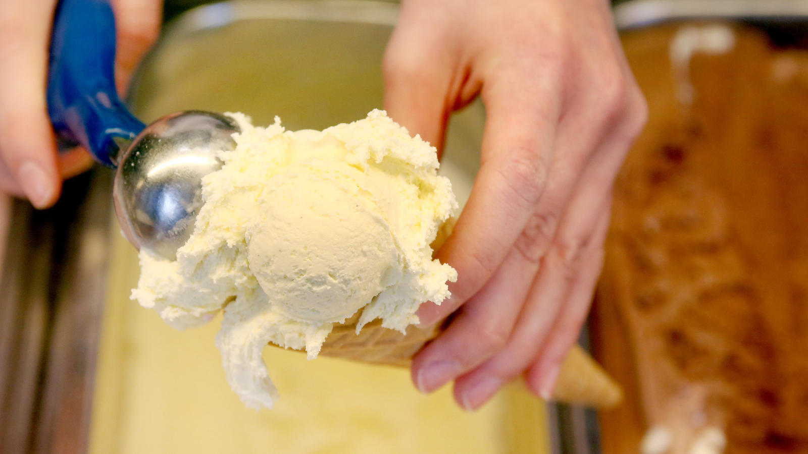 Eissorten mit Walnuss und Vanille: So mogeln die Hersteller beim Eis Drei Kugeln Vanilleeis portioniert am 21.05.2017 in Mülheim (Nordrhein-Westfalen) eine Eisverkäuferin in eine Eiswaffel. Der Preis für echte Vanille ist in nur wenigen Jahren von etwa 30 Euro auf derzeit rund 500 Euro angestiegen. (zu dpa vom 25.05.