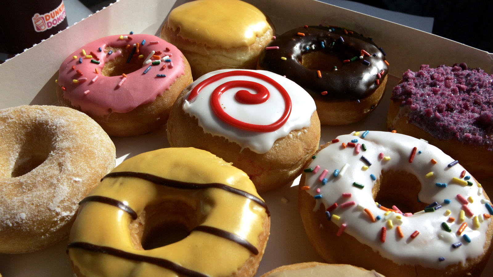 Fast die Hälfte der Läden vor dem Aus: Was wird aus Dunkin' Donuts? Unterschiedlich dekorierte Donuts liegen am 30.03.2005 in Berlin in einem Geschäft der Coffee-Shop-Kette Dunkin Donuts am Potsdamer Platz. Foto: Jens Kalaene +++(c) dpa - Report+++