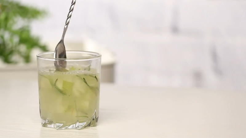 Gin Tonic mit Apfel und Rosmarin