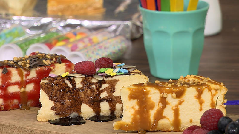 Wie praktisch: Käsekuchen am Stiel!