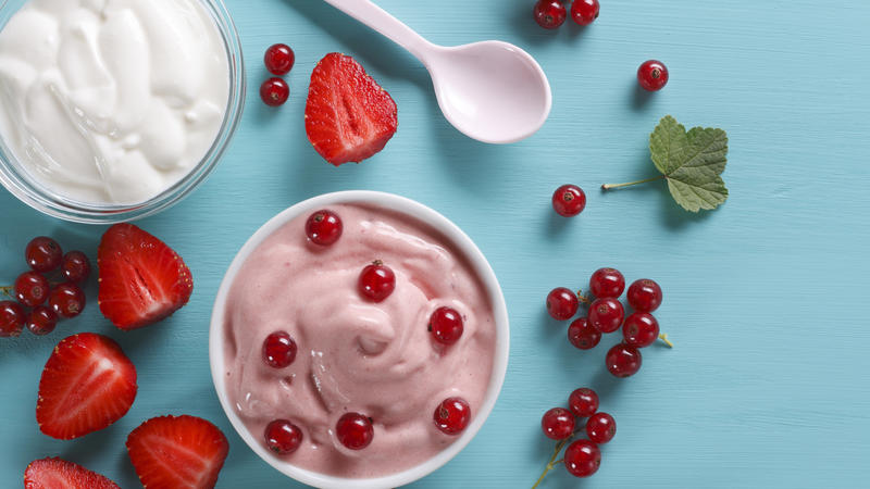 So gelingt das leckere Dessert Beeren Frozen Yogurt mit Chili einfach selber machen