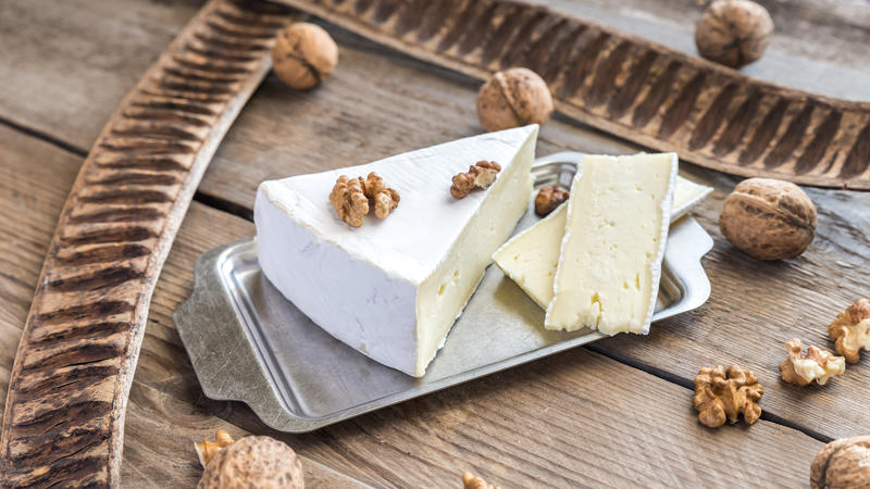 Käse und Nüsse als Schlummer-Mahlzeit? Dieses Essen lässt uns besser einschlafen