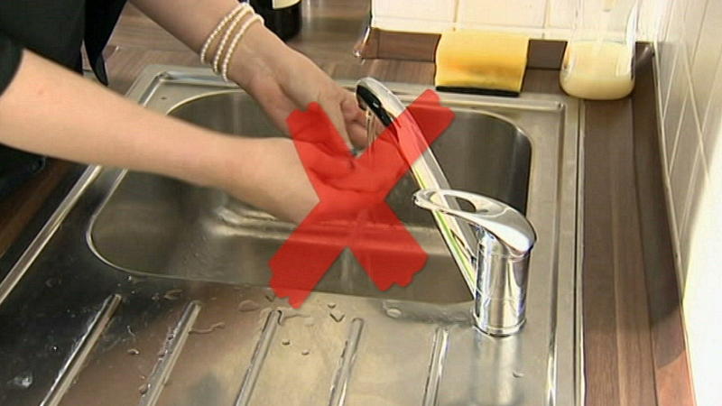 Gefährliche Bakterien Hähnchen vor dem Kochen bloß nicht waschen!