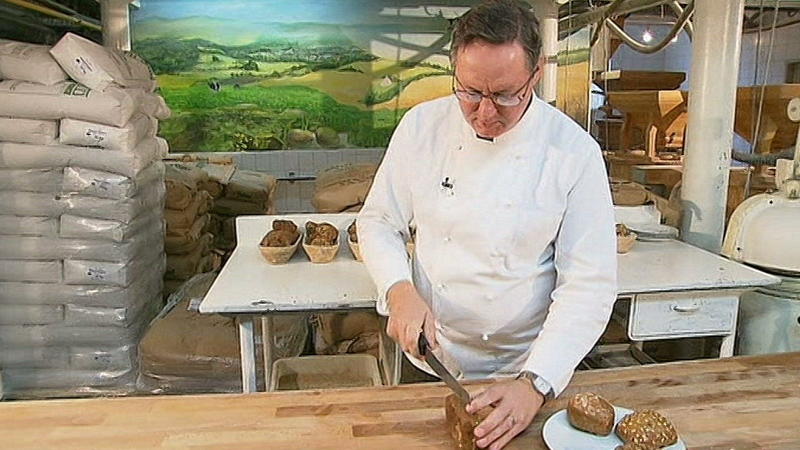 Bäckermeister Thomas Effenberger prüft Test: Wer backt die besten Vollkornbrötchen?