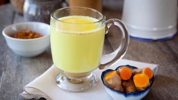 Trendgetränke gegen Erkältung Kennen Sie Goldene Milch, Hot Toddy & Co?