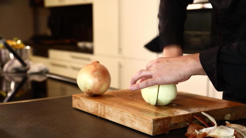 Klaus Veltens Food-Hack Zwiebeln schneiden richtig leicht gemacht!