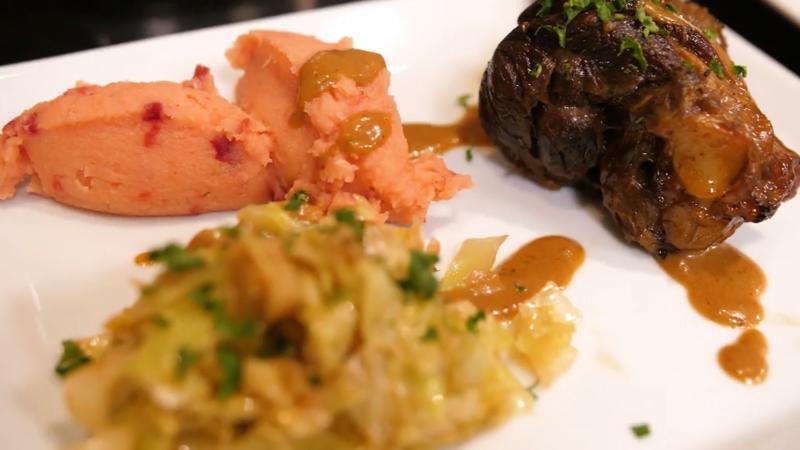 Delikatesse aus der Lüneburger Heide Heidschnuckenhaxe mit Backpflaumensauce