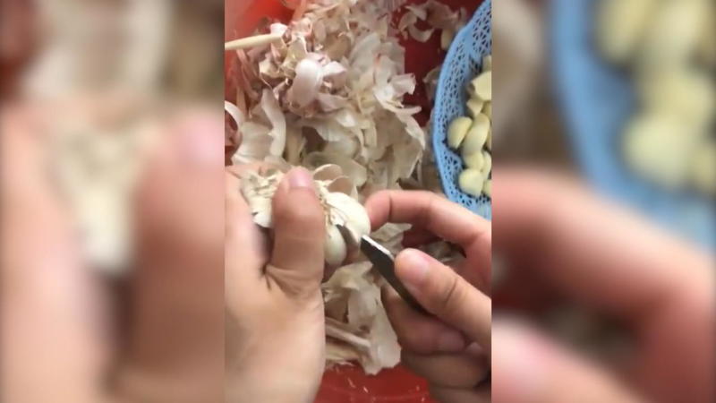 Ziemlich genial, oder? Lifehack: So einfach lässt sich Knoblauch schälen