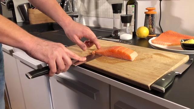 Profi-Koch Ronny Loll gibt Geheimtipps So geht der perfekte Lachs aus der Pfanne