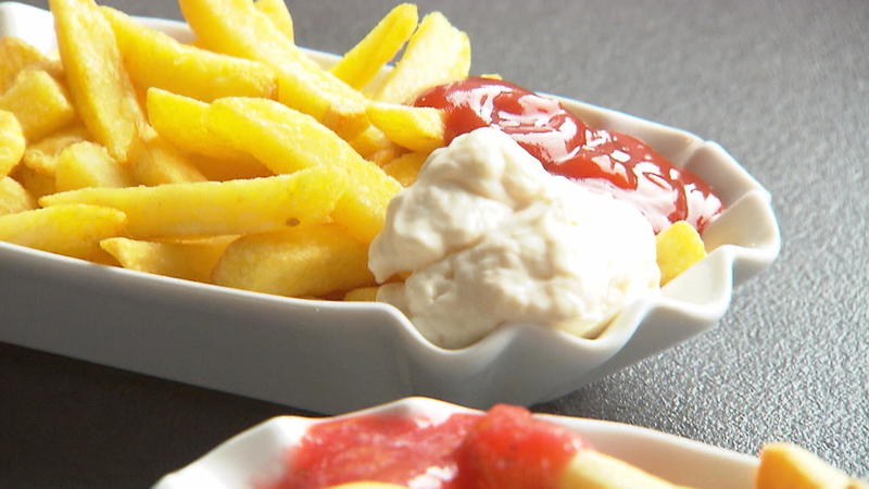 Täuschend echt Cookie Fries rot-weiß: Süße Fritten aus Keksteig