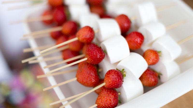 Herzhaft oder süß? So gut sind Erdbeer-Spieße vom Grill
