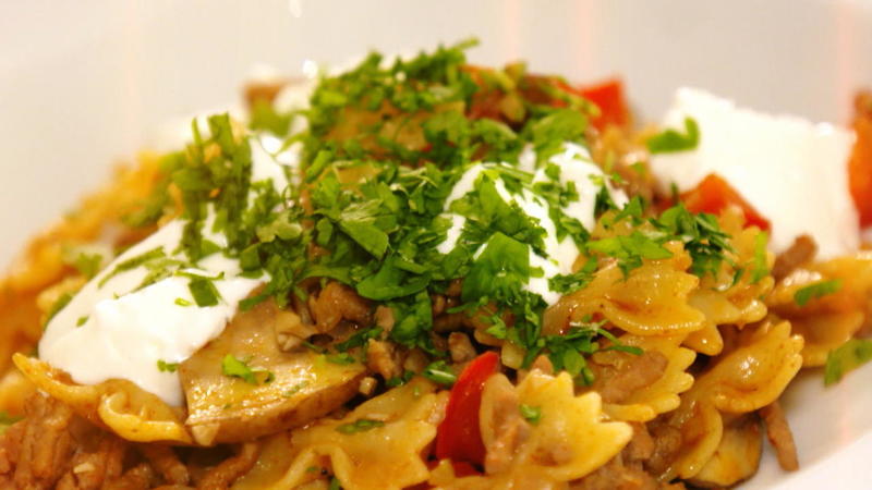 15-Minuten-Blitzrezept Nudel-Hackfleisch-Pfanne mit Ziegenfrischkäse