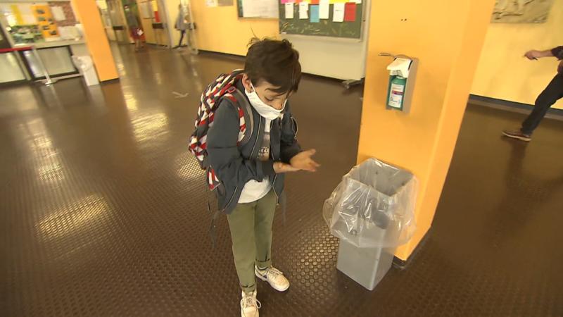 Erst Mundschutz und Distanz, dann Bolzplatz Wie sinnvoll sind die Abstandsregeln in Schulen?