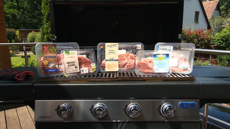 Stiftung Warentest prüft Fleisch Schweinenackensteaks im Test