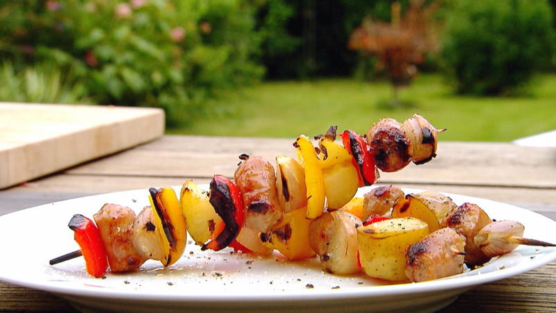 Blitzschnell fertig und mega lecker Bunte Bratwurst-Spieße selber machen: So gelingen sie!