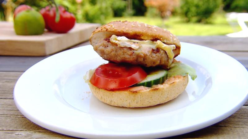 Im Handumdrehen fertig Blitz-Bratwurst-Burger selber machen: So geht's!