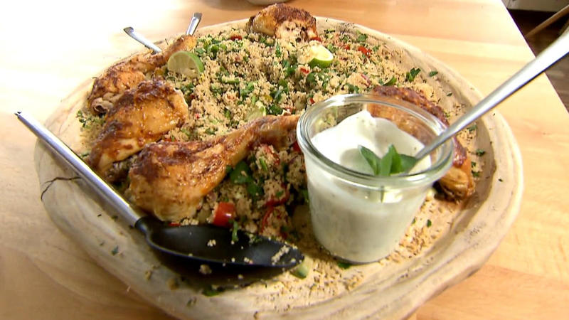 2 gesunde Blitz-Rezepte Taboulé-Salat mit Hähnchenkeulen & süßer Beeren-Couscous