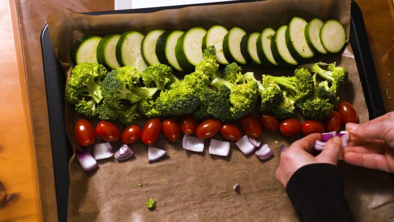 Perfekt für Kochmuffel Ein-Blech-Rezepte: Pfannkuchen, Lachs mit Gemüse und Ravioli