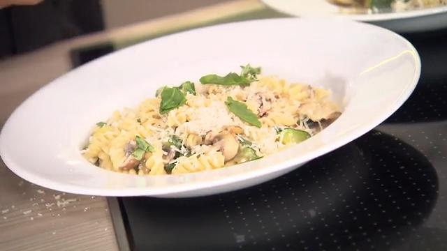 Alles aus einem Topf Blitzrezept: One Pot Pasta mit Champignons und Zucchini