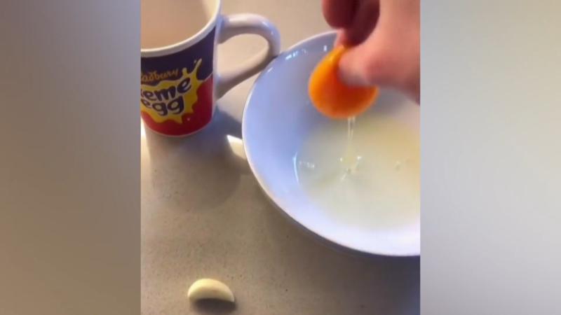 Mit den Fingern! Mit diesem Trick trennen Sie Eigelb und Eiweiß im Nu