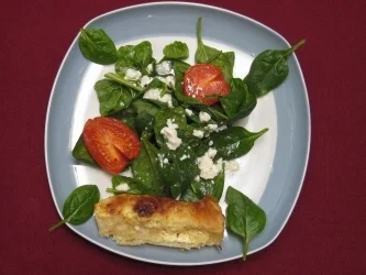 Spinatsalat mit karamellisierten Tomaten und Pita - Rezept