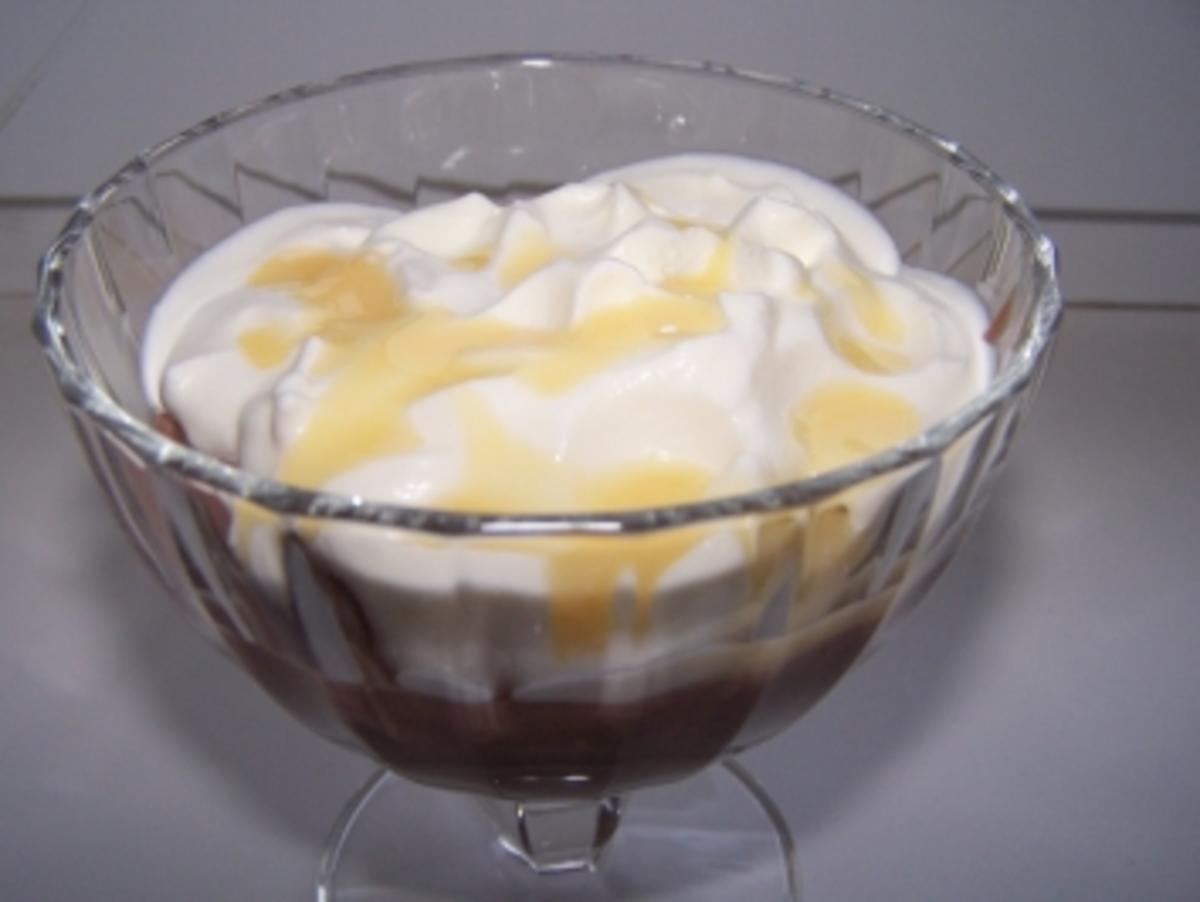 Schokoladenpudding mit Eierlikörsahne - Rezept