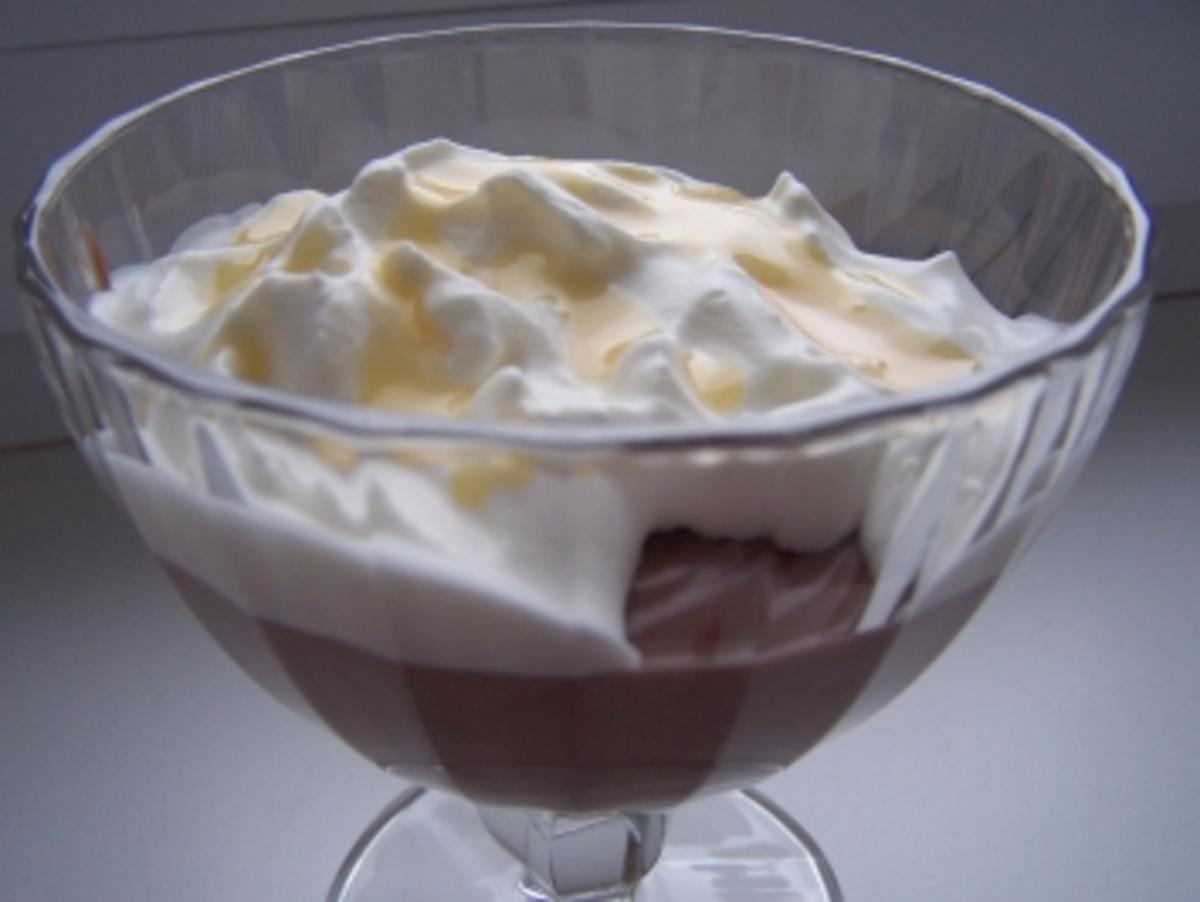 Schokoladenpudding mit Eierlikörsahne - Rezept