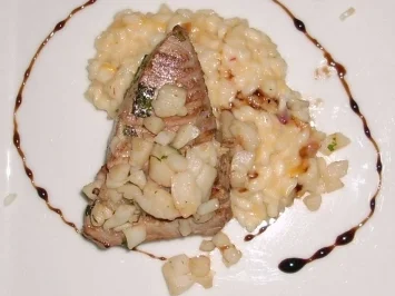 Rezept: Weißer Tunfisch mit Jakobsmuschelkruste an Aprikosen-Chilirisotto Weißer Tunfisch mit Jakobsmuschelkruste an Aprikosen-Chilirisotto - Rezept