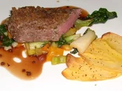 Szechuan-Salzlammrücken mit Limonen-Senfkruste an thailändischem Gemüse - Rezept