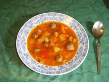 Klösschensuppe mit Paprika, Tomate und Kürbis - Rezept