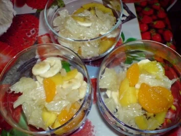 Obstsalat aus Südfrüchten mit Vanillejoghurt - Rezept