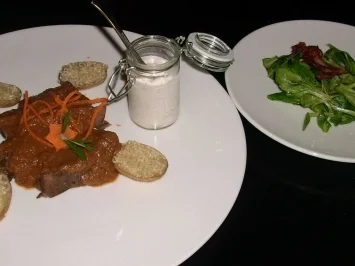 Rezept: Lamm zum Löffeln an Nussjoghurt, dazu Feldsalat mit Himbeerdressing Lamm zum Löffeln an Nussjoghurt, dazu Feldsalat mit Himbeerdressing - Rezept