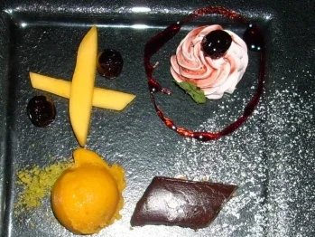 Nougattarte an Mango-Vanillesorbet und Amarenasahne - Rezept