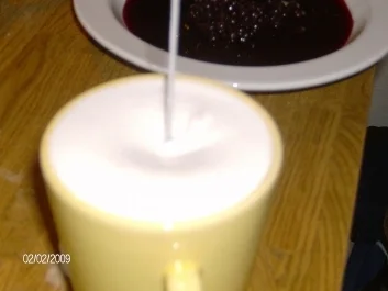 Rezept: Blaue Beeren mögen flotten Vanille-Milchschaum Blaue Beeren mögen flotten Vanille-Milchschaum - Rezept