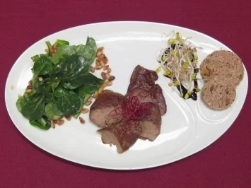 Gebratene Entenleber an Feldsalat mit Pinienkernen und Bündner Walnussbrot - Rezept