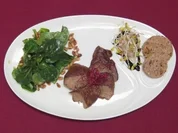 Gebratene Entenleber an Feldsalat mit Pinienkernen und Bündner Walnussbrot - Rezept