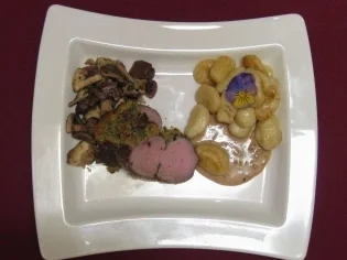Rezept: Gekräutertes Kalbsfilet auf Waldpilzragout mit getrüffelten Gnocchi Gekräutertes Kalbsfilet auf Waldpilzragout mit getrüffelten Gnocchi - Rezept