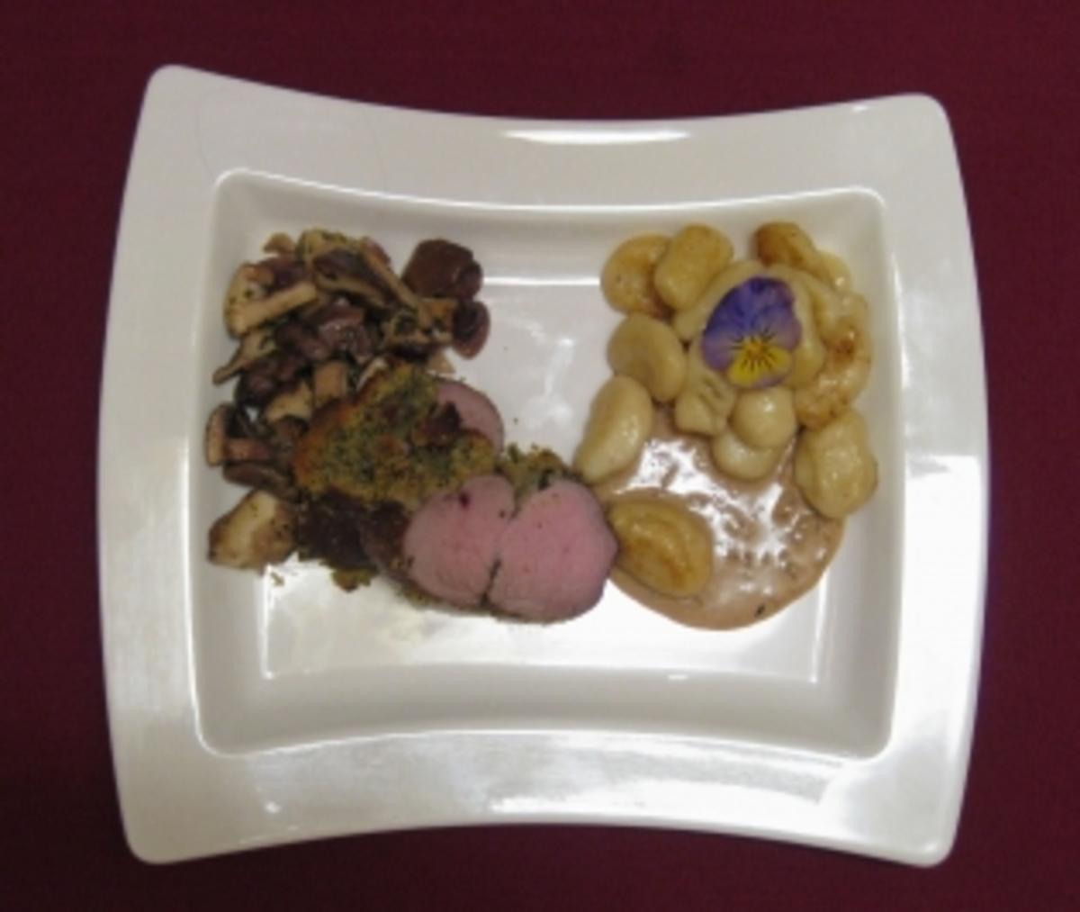 Gekräutertes Kalbsfilet auf Waldpilzragout mit getrüffelten Gnocchi ...