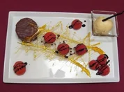 Baumkuchen an Erdbeer-Balsamico-Rutsche mit Bourbon-Vanilleeis - Rezept