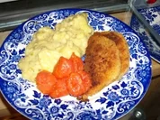 Stechrübenschnitzel an warmem Senfkartoffelsalat mit geschmorten Kirschtomaten - Rezept