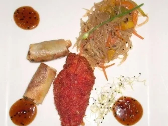 Tanduri-Panko Stubenküken auf Glasnudelsalat mit Frühlingsrolle - Rezept