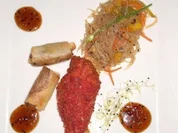 Tanduri-Panko Stubenküken auf Glasnudelsalat mit Frühlingsrolle - Rezept