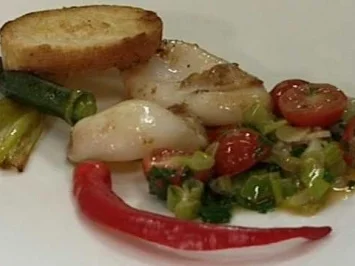 Rezept: Tintenfisch mit Peperoni, Knoblauch und Frühlingszwiebeln Tintenfisch mit Peperoni, Knoblauch und Frühlingszwiebeln - Rezept