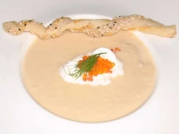 Rezept: Forellenrahmsuppe mit Sesamstange Forellenrahmsuppe mit Sesamstange - Rezept