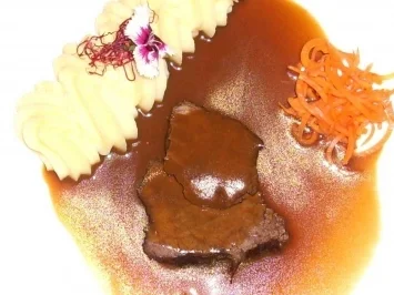 Geschmorter Wasserbüffel an Aprikosen-Chilijus und Kartoffel-Buttermilchpüree - Rezept