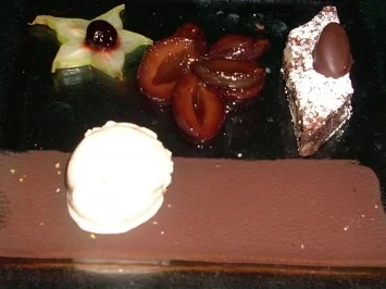 Brownie von der Pekannuss mit Zimtpflaumen und Vanilleeis - Rezept